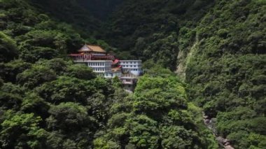 Taroko Ulusal Parkı 'nın Yeşil Dağları Arasındaki Tapınak, Tayvan, Hava Manzarası