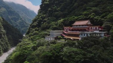 Taroko Ulusal Parkı 'nın Yeşil Dağları Arasındaki Tapınak, Tayvan, Hava Manzarası