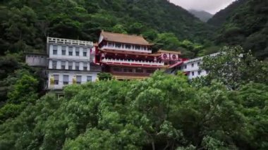 Taroko Ulusal Parkı 'nın Yeşil Dağları Arasındaki Tapınak, Tayvan, Hava Manzarası