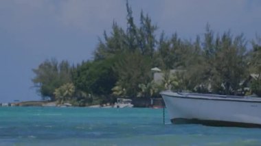 Güneşli bir günde Mauritius kıyısındaki bir teknenin zamanı.