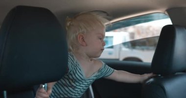 Arabanın içindeki bebek, yakın çekim görüntüsü