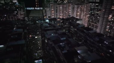 Geceleri Hong Kong 'daki konutların pencereleri, hava manzaralı.