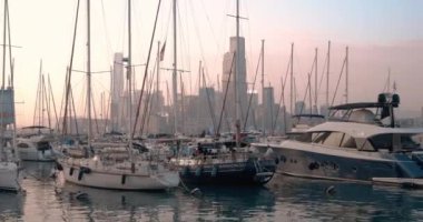 Hong Kong Merkez Körfezi 'nde Tekne ve Yatlar, Şehir Manzarası
