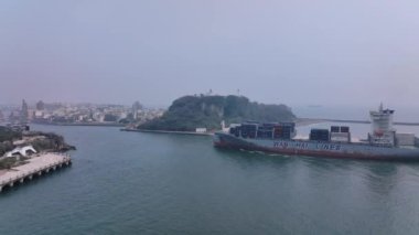 Büyük Kargo Gemisi Kaohsiung Limanı 'na girdi, Hava Görüntüsü, Tayvan