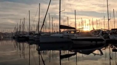 Marmaris Limanı 'nda Yatlarla İnanılmaz Günbatımı, Türkiye' de Yatçılık