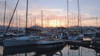 Marmaris Limanı 'nda Yatlarla İnanılmaz Günbatımı, Türkiye' de Yatçılık