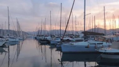 Marmaris Limanı 'nda Yatlarla İnanılmaz Günbatımı, Türkiye' de Yatçılık