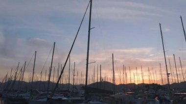 Marmaris Limanı 'nda Yatlarla İnanılmaz Günbatımı, Türkiye' de Yatçılık