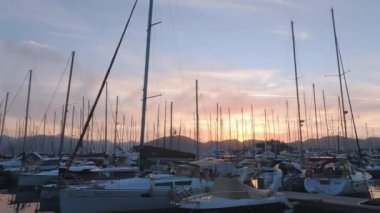 Marmaris Limanı 'nda Yatlarla İnanılmaz Günbatımı, Türkiye' de Yatçılık