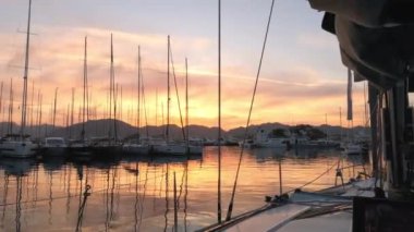Marmaris Limanı 'nda Yatlarla İnanılmaz Günbatımı, Türkiye' de Yatçılık