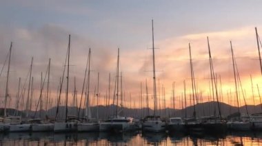 Marmaris Limanı 'nda Yatlarla İnanılmaz Günbatımı, Türkiye' de Yatçılık