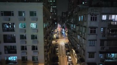 Geceleri Macau 'daki konut binalarının pencereleri, hava manzarası