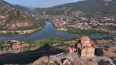 Jvari Manastırı ve Üç Nehir Etkisi, Gürcistan, Havadan Bakış