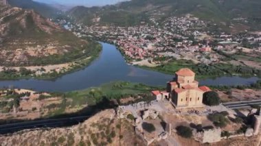 Jvari Manastırı ve Üç Nehir Etkisi, Gürcistan, Havadan Bakış