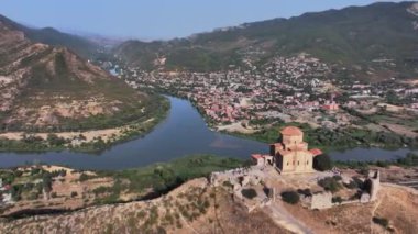 Jvari Manastırı ve Üç Nehir Etkisi, Gürcistan, Havadan Bakış
