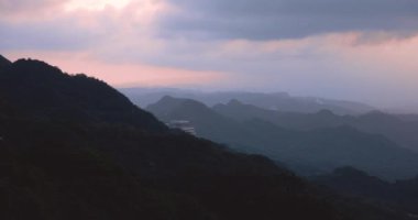 Günbatımında Tayvan Tepeleri, Panoramik Görünüm