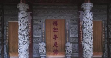 Tayvan 'daki Linyuan Qingshuiwan Tapınağına giriş kapısı.