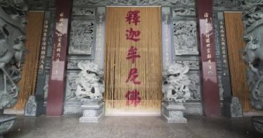 Tayvan 'daki Linyuan Qingshuiwan Tapınağına giriş kapısı.