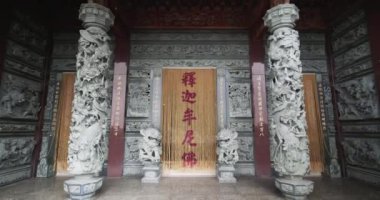 Tayvan 'daki Linyuan Qingshuiwan Tapınağına giriş kapısı.