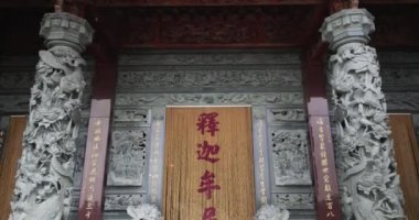 Tayvan 'daki Linyuan Qingshuiwan Tapınağına giriş kapısı.