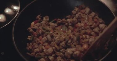 Et ve sebzeler tavada kızarır.