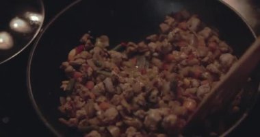 Et ve sebzeler tavada kızarır.