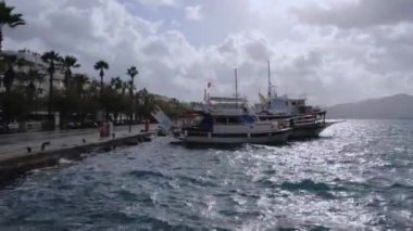 Marmaris Rıhtımı 'ndaki Büyük Dalgalar, Türk Sahili