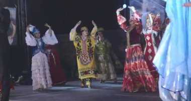 Buhara 'da Geleneksel Özbek Elbiseli Dansçılar, İpek ve Baharat Festivali