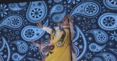 Buhara 'da Geleneksel Özbek Elbiseli Dansçılar, İpek ve Baharat Festivali