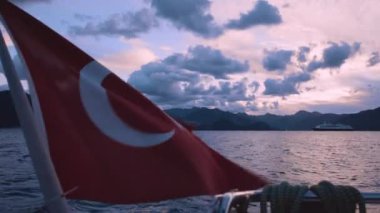 Yattaki Türk Bayrağı Gün Batımında Dalgalanıyor