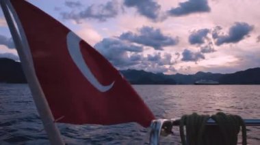 Yattaki Türk Bayrağı Gün Batımında Dalgalanıyor