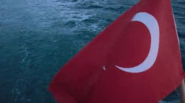 Yattaki Türk Bayrağı Gün Batımında Dalgalanıyor