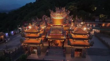 Tayvan 'ın Taipei tepelerindeki aydınlık tapınak.