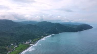 Tayvan adasının vahşi yeşil kıyısı, hava manzaralı.