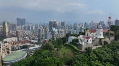 Macau 'nun merkezindeki Guia Deniz Feneri' nin etrafında uçmak.