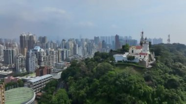 Macau 'nun merkezindeki Guia Deniz Feneri' nin etrafında uçmak.