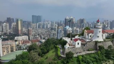 Macau 'nun merkezindeki Guia Deniz Feneri' nin etrafında uçmak.