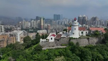 Macau 'nun merkezindeki Guia Deniz Feneri' nin etrafında uçmak.