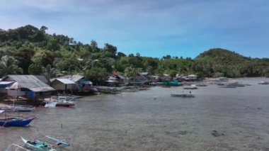 Tropikal Plajdaki Yerel Kulübeler, Hava Manzaralı Filipinler
