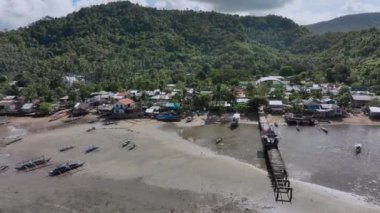 Tropikal Plajdaki Yerel Kulübeler, Hava Manzaralı Filipinler