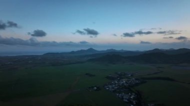 Mauritius adasının üzerinde akşam alacakaranlığı, hava manzarası