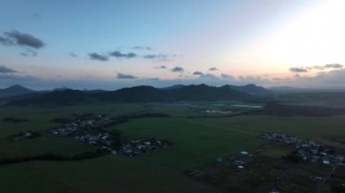 Mauritius adasının üzerinde akşam alacakaranlığı, hava manzarası
