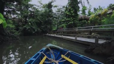Hint nehri boyunca yelken açan bir tekne, Dominica 'nın Tropikleri