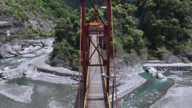 Taroko Ulusal Parkı 'nın ortasındaki Manzaralı Köprü, Tayvan, Hava Görüntüsü