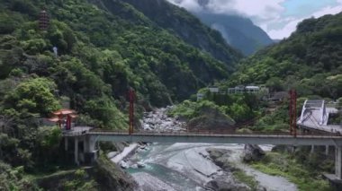 Taroko Ulusal Parkı 'nın ortasındaki Manzaralı Köprü, Tayvan, Hava Görüntüsü