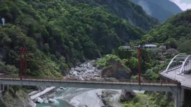 Taroko Ulusal Parkı 'nın ortasındaki Manzaralı Köprü, Tayvan, Hava Görüntüsü