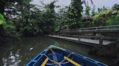 Hint nehri boyunca yelken açan bir tekne, Dominica 'nın Tropikleri