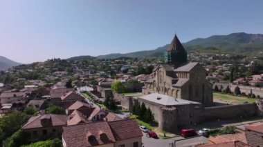Gürcistan 'da Mtskheta' nın Çatıları Üzerinde Uçmak, Hava Görüntüsü