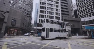 Hong Kong 'daki yüksek binaların arka planında, şehir merkezinde.