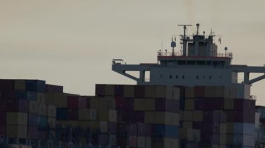 Mauritius adında büyük bir gemide kargo konteynırları.